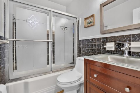 House in Hollywood, Florida 3 bedrooms, 130.81 sq.m. № 2169344 - photo 23