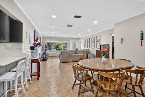 House in Hollywood, Florida 3 bedrooms, 130.81 sq.m. № 2169344 - photo 8