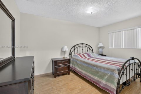 House in Hollywood, Florida 3 bedrooms, 130.81 sq.m. № 2169344 - photo 24