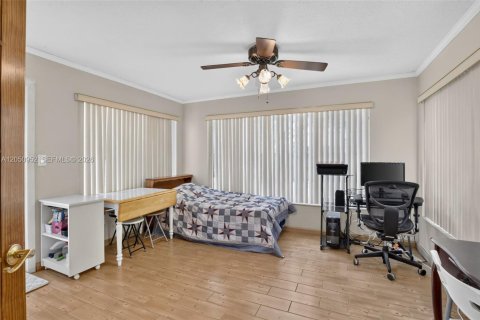 House in Hollywood, Florida 3 bedrooms, 130.81 sq.m. № 2169344 - photo 11