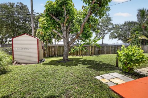 House in Hollywood, Florida 3 bedrooms, 130.81 sq.m. № 2169344 - photo 28