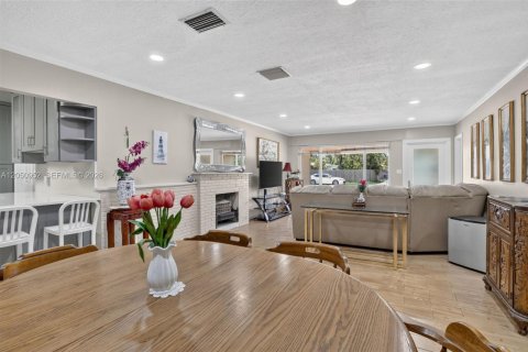 House in Hollywood, Florida 3 bedrooms, 130.81 sq.m. № 2169344 - photo 9