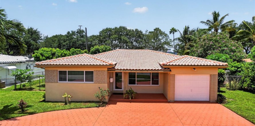 House in Hollywood, Florida 3 bedrooms, 130.81 sq.m. № 2169344
