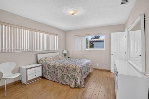 House in Hollywood, Florida 3 bedrooms, 130.81 sq.m. № 2169344 - photo 16