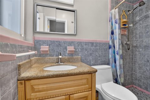 House in Hollywood, Florida 3 bedrooms, 130.81 sq.m. № 2169344 - photo 20