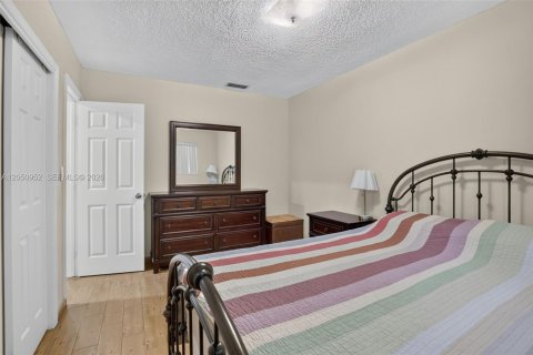 House in Hollywood, Florida 3 bedrooms, 130.81 sq.m. № 2169344 - photo 26