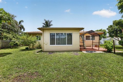 House in Hollywood, Florida 3 bedrooms, 130.81 sq.m. № 2169344 - photo 30