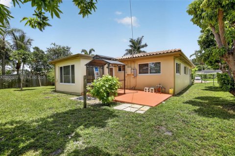 House in Hollywood, Florida 3 bedrooms, 130.81 sq.m. № 2169344 - photo 29