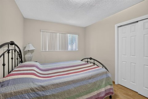 House in Hollywood, Florida 3 bedrooms, 130.81 sq.m. № 2169344 - photo 25