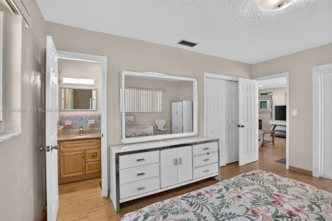 House in Hollywood, Florida 3 bedrooms, 130.81 sq.m. № 2169344 - photo 19