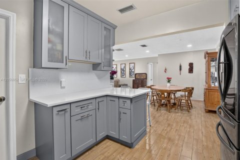 House in Hollywood, Florida 3 bedrooms, 130.81 sq.m. № 2169344 - photo 14