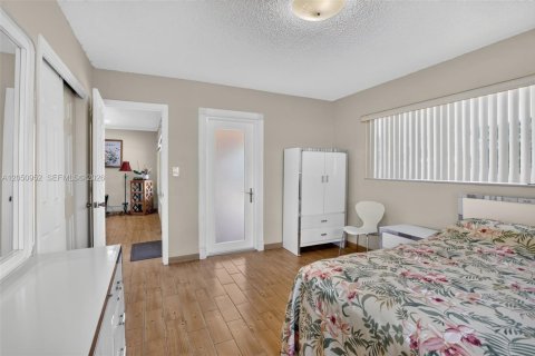 House in Hollywood, Florida 3 bedrooms, 130.81 sq.m. № 2169344 - photo 18