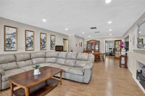 House in Hollywood, Florida 3 bedrooms, 130.81 sq.m. № 2169344 - photo 4