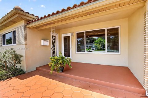 House in Hollywood, Florida 3 bedrooms, 130.81 sq.m. № 2169344 - photo 2