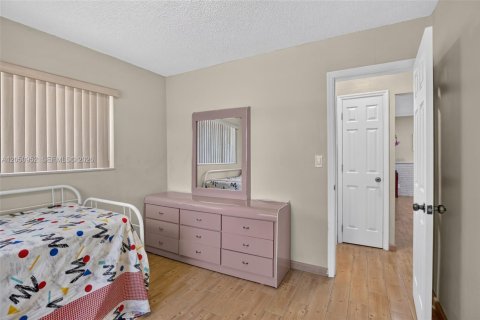 House in Hollywood, Florida 3 bedrooms, 130.81 sq.m. № 2169344 - photo 22