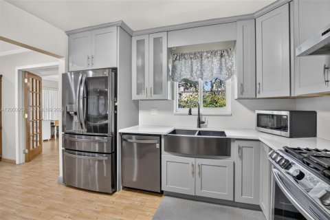 House in Hollywood, Florida 3 bedrooms, 130.81 sq.m. № 2169344 - photo 15