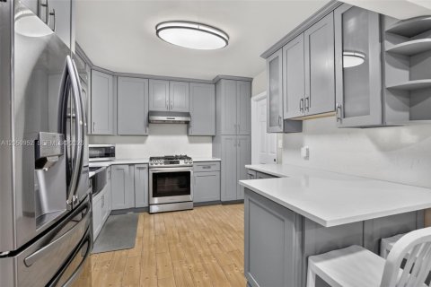 House in Hollywood, Florida 3 bedrooms, 130.81 sq.m. № 2169344 - photo 13