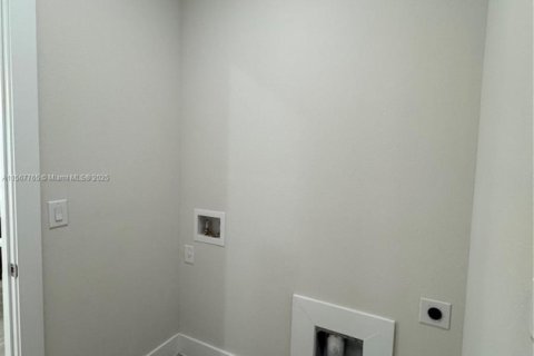 House in Lehigh Acres, Florida 4 bedrooms, 133.69 sq.m. № 1118367 - photo 26
