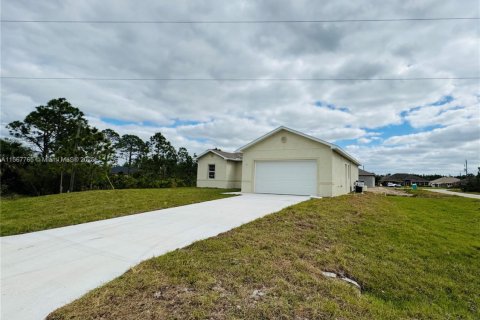 House in Lehigh Acres, Florida 4 bedrooms, 133.69 sq.m. № 1118367 - photo 2