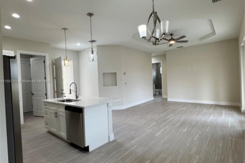 House in Lehigh Acres, Florida 4 bedrooms, 133.69 sq.m. № 1118367 - photo 6