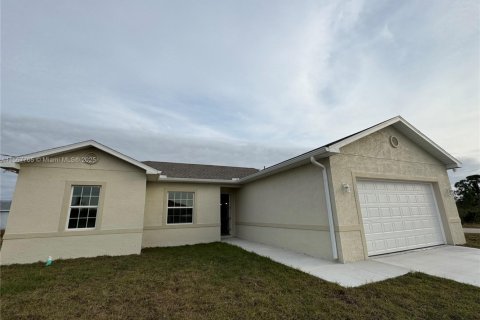 House in Lehigh Acres, Florida 4 bedrooms, 133.69 sq.m. № 1118367 - photo 4