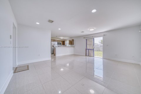 Casa en venta en Miami, Florida, 3 dormitorios, 113.34 m2 № 1799542 - foto 12