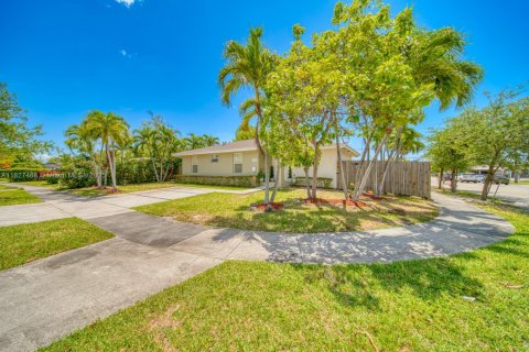Casa en venta en Miami, Florida, 3 dormitorios, 113.34 m2 № 1799542 - foto 23