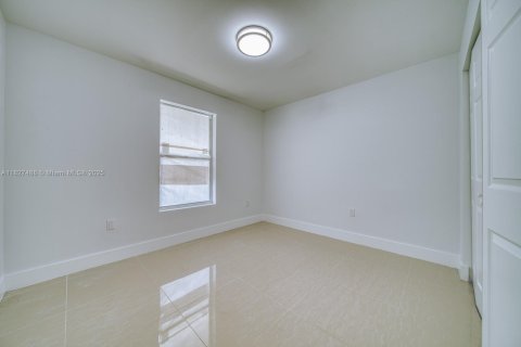 Casa en venta en Miami, Florida, 3 dormitorios, 113.34 m2 № 1799542 - foto 17