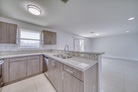 Casa en venta en Miami, Florida, 3 dormitorios, 113.34 m2 № 1799542 - foto 4