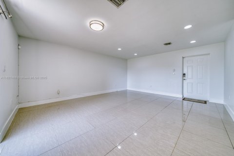 Casa en venta en Miami, Florida, 3 dormitorios, 113.34 m2 № 1799542 - foto 13