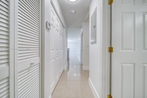 Casa en venta en Miami, Florida, 3 dormitorios, 113.34 m2 № 1799542 - foto 14