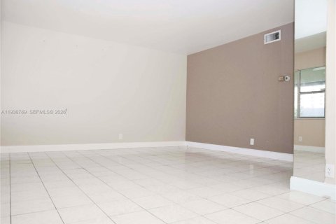 Купить кондоминиум в Халландейл-Бич, Флорида 2 спальни, 89.65м2, № 1997837 - фото 7