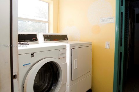 Купить кондоминиум в Халландейл-Бич, Флорида 2 спальни, 89.65м2, № 1997837 - фото 18