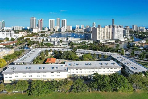 Купить кондоминиум в Халландейл-Бич, Флорида 2 спальни, 89.65м2, № 1997837 - фото 29