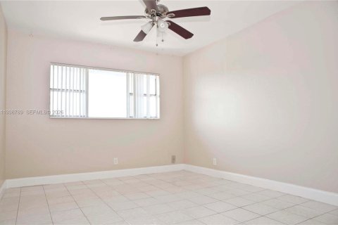 Купить кондоминиум в Халландейл-Бич, Флорида 2 спальни, 89.65м2, № 1997837 - фото 12