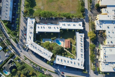 Купить кондоминиум в Халландейл-Бич, Флорида 2 спальни, 89.65м2, № 1997837 - фото 2