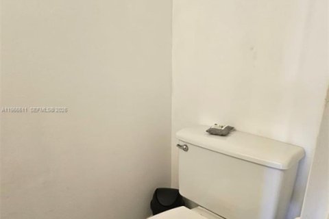 Condominio en alquiler en Hallandale Beach, Florida, 1 dormitorio, 85.01 m2 № 2030765 - foto 16