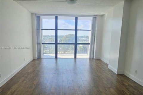 Condominio en alquiler en Hallandale Beach, Florida, 1 dormitorio, 85.01 m2 № 2030765 - foto 12
