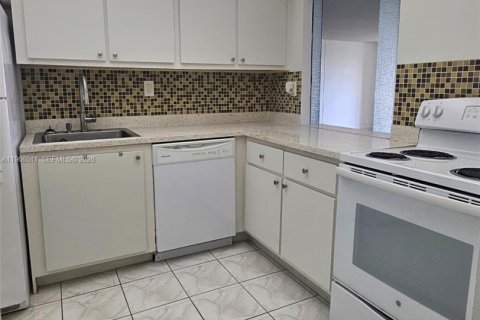 Condominio en alquiler en Hallandale Beach, Florida, 1 dormitorio, 85.01 m2 № 2030765 - foto 5