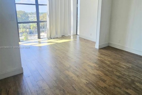 Condominio en alquiler en Hallandale Beach, Florida, 1 dormitorio, 85.01 m2 № 2030765 - foto 11