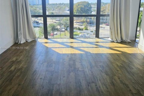 Condominio en alquiler en Hallandale Beach, Florida, 1 dormitorio, 85.01 m2 № 2030765 - foto 10