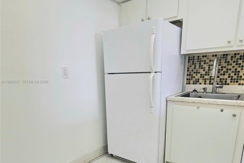 Condominio en alquiler en Hallandale Beach, Florida, 1 dormitorio, 85.01 m2 № 2030765 - foto 4