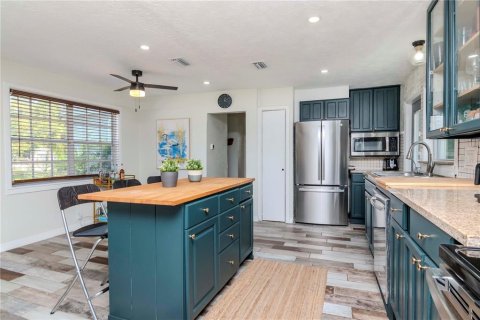 House in Tampa, Florida 3 bedrooms, 137.77 sq.m. № 1884165 - photo 6