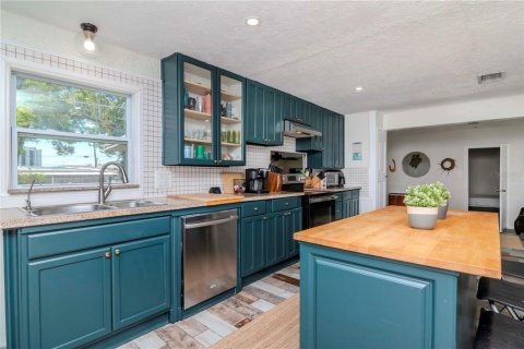 House in Tampa, Florida 3 bedrooms, 137.77 sq.m. № 1884165 - photo 5