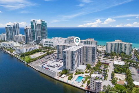 Condo in Hollywood, Florida, 2 bedrooms  № 1949916 - photo 1