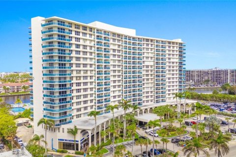 Condo in Hollywood, Florida, 2 bedrooms  № 1949916 - photo 7