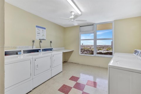Condo in Hollywood, Florida, 2 bedrooms  № 1949916 - photo 18