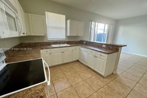 Купить таунхаус в Майами, Флорида 3 спальни, 145.3м2, № 1952209 - фото 10