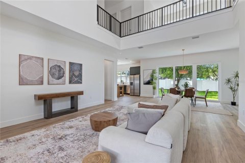 House in Tampa, Florida 4 bedrooms, 232.81 sq.m. № 2236321 - photo 4