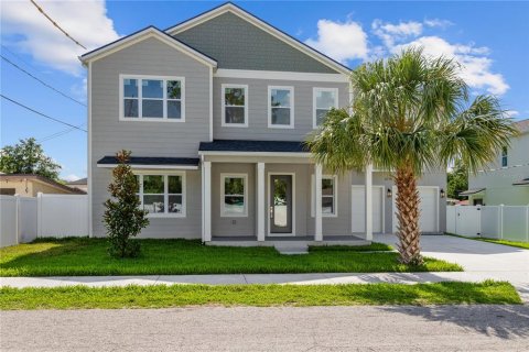 House in Tampa, Florida 4 bedrooms, 232.81 sq.m. № 2236321 - photo 2